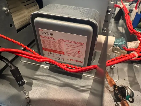 Toshiba 2M303H magnetron, high-voltage diode and thermal cutoff inside a microwave